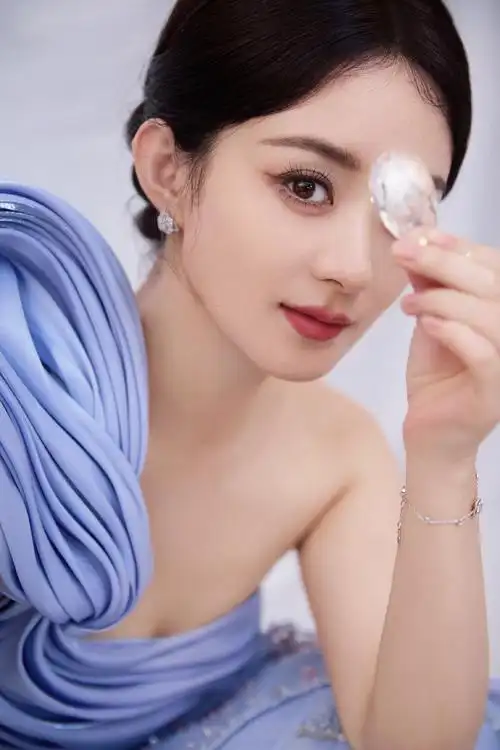 赵丽颖为什么老是这种造型啊,都审美疲劳了,这种发型真的很大众,一点