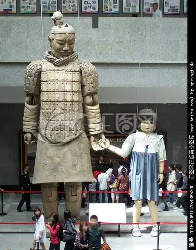 兵马俑雕塑和小女孩