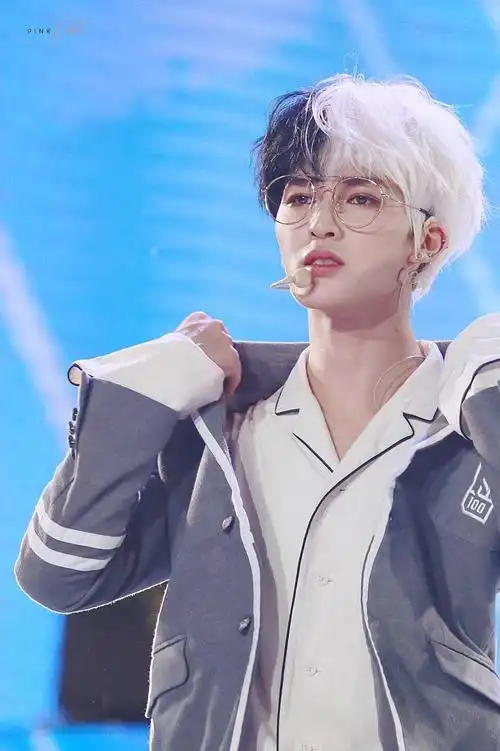 武汉fm 朱正廷 黑白双色头 & 眼镜制服贝图楼.