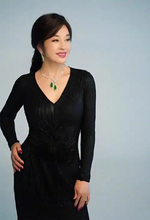 刘晓庆越来越奔放了,穿粉色长裙性感又优雅,丰满身材50后里少有|裙装