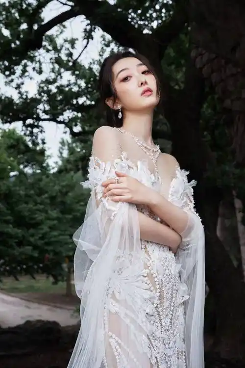 蒋梦婕亮相中法电影人交流酒会 百变造型尽显多元魅力_风格_晚宴_珍珠