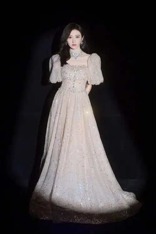 景甜新造型真美!优雅华丽展现出富贵花气质,这才是最好穿搭