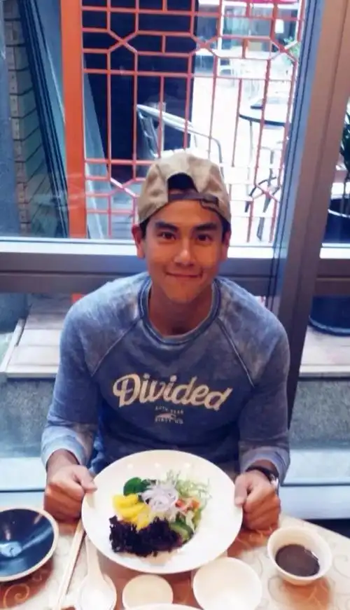 美人尖他也能处理好 ▼ 相比较彭于晏的白衬衫配西裤 还是简单的t恤更