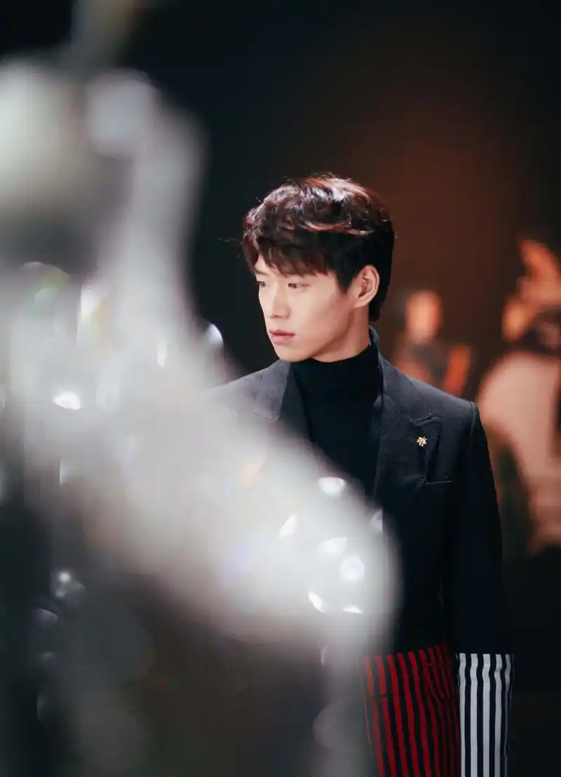 魏大勋西装个性帅气写真高清图片68