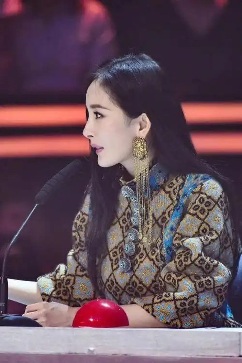 杨幂新时尚真的了不起!人像流苏耳环比脸还长,戴上淑女又高贵