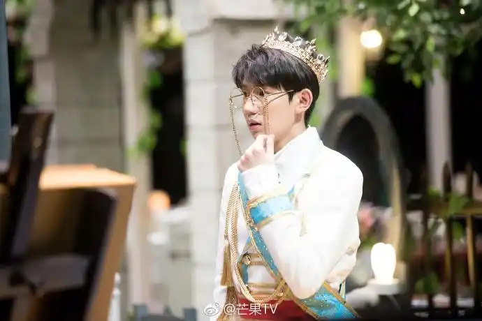 2/ 7王源戴皇冠5