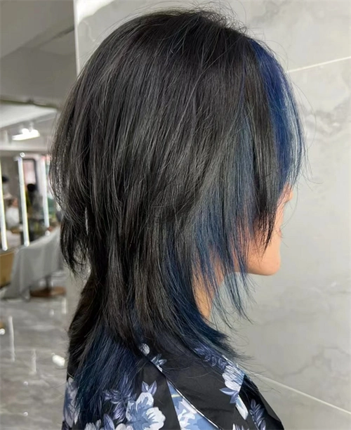 ins风女生狼尾发型 时尚艳压身边的男生_2023年流行发型 - 美发站