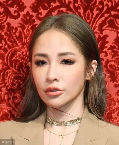 萧亚轩脸部表情僵硬,皮笑肉不笑!网民惊讶:我的妈呀