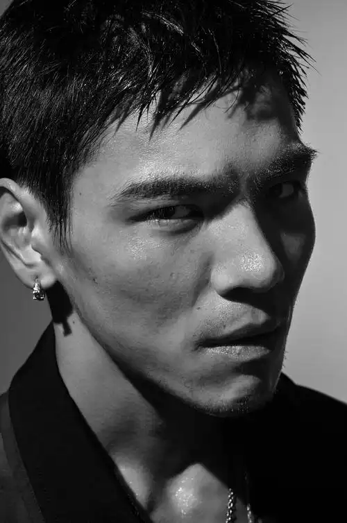 向佐发新写真庆粉丝破千万大方秀腹肌