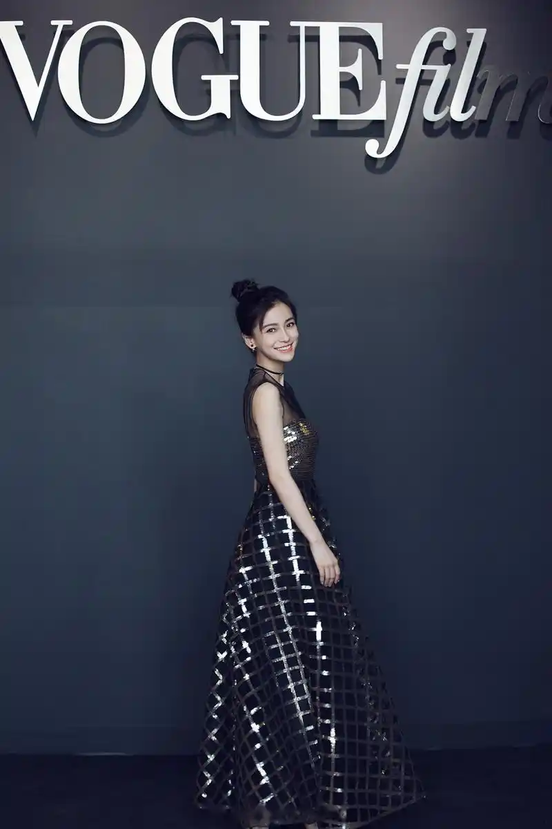 angelababy身着dior迪奥二零一八秋季亮片镂空礼裙亮相voguefilm红毯