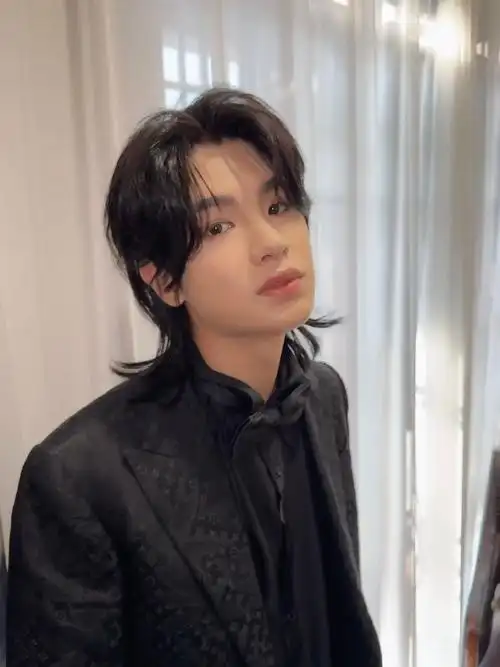 黄明昊超话·#黄明昊长发狼尾#今日份的live,展示新发型@jjjustin0219