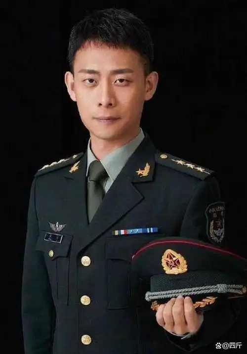 演员吴京晒军装照片惹麻烦遭大v当众质疑违规不是军人别乱穿