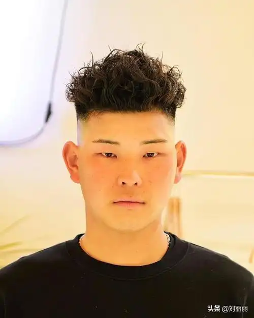 男生头发自来卷适合什么发型