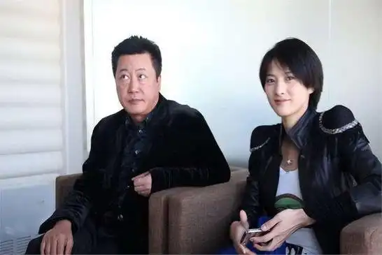 她是靳东初恋,因父亲棒打鸳鸯转身嫁导演,如今44岁被宠成公主