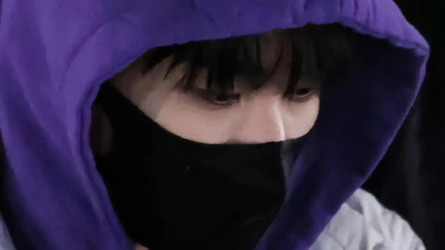 马嘉祺 这张紫色卫衣图真的很绝啊,有没有大神帮忙做一张锁屏 - 兑趑