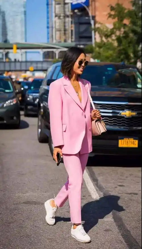 也更显胖,因为是相对难以搭配的颜色,所以,穿黄色西装套装的宝宝,记得