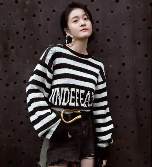 "千层饼"的牛仔短裤搭配黑白毛衣,张雪迎变身乖乖女!_时尚_衣服_气质