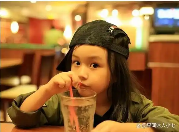 他们请刘楚恬的妈妈帮忙推销产品,还让刘楚恬为产品拍摄封面和海报