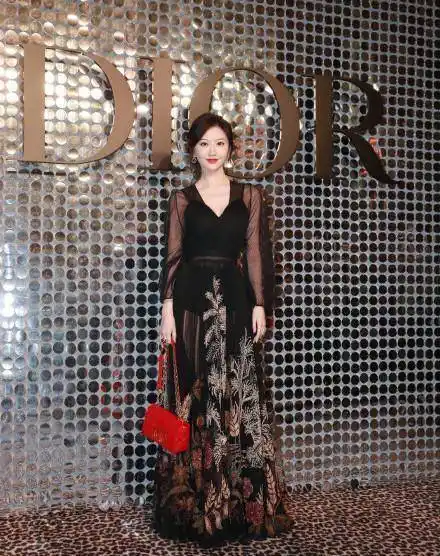 景甜穿黑纱刺绣礼服惊艳!