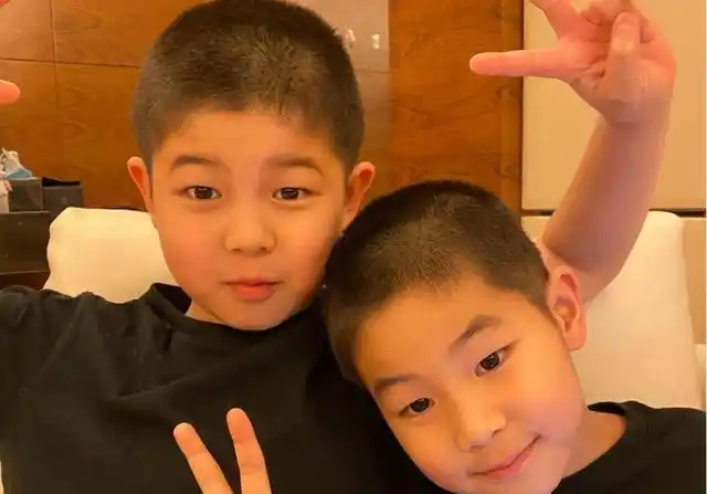 还记得沙溢2个儿子一个照书养一个照猪养如今2兄弟差距大