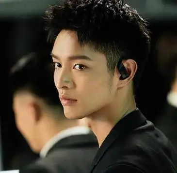 《他在逆光中告白》厉腾的真实身份是什么?他经历过哪些事 ?