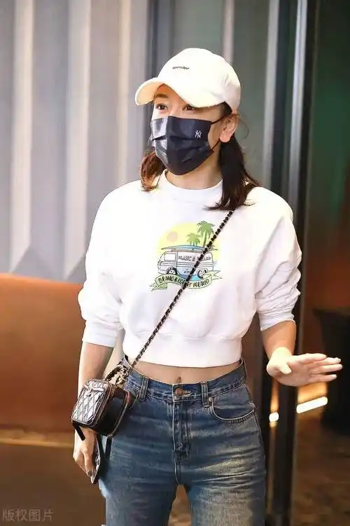 街拍毛俊杰白色短卫衣牛仔裤包袋休闲随性