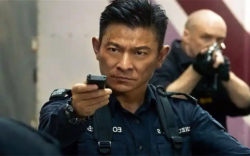 不愧是顶级拆弹专家,悍匪携几百人质威胁香港警方,"刘德华"身披炸弹欲