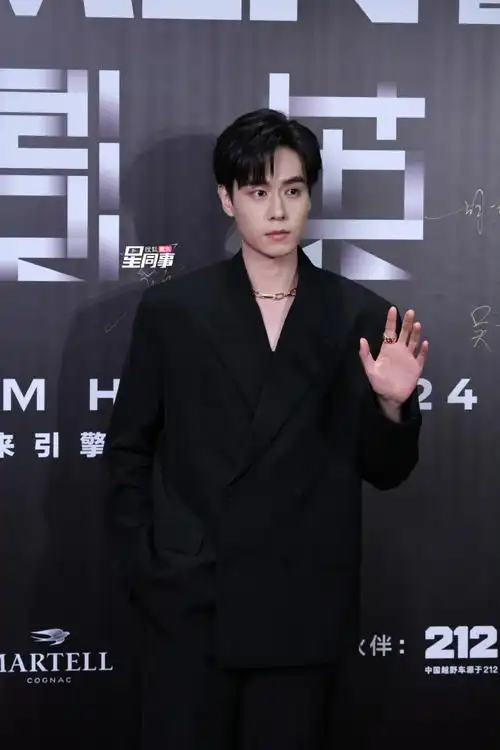 胡一天身着ellemen电影英雄之夜活动,身着黑色双排扣廓形西服套装亮相