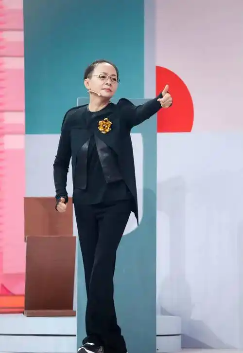 原创宋丹丹带小孙子遛弯小巴图正面照曝光被指比亲爹巴图要好看