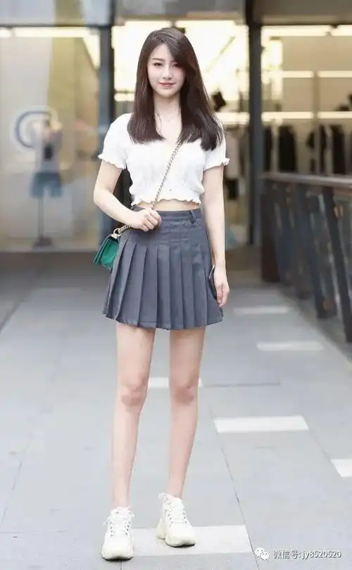街拍女生都不爱穿裤子了流行穿裙子轻松凹出漫画腿