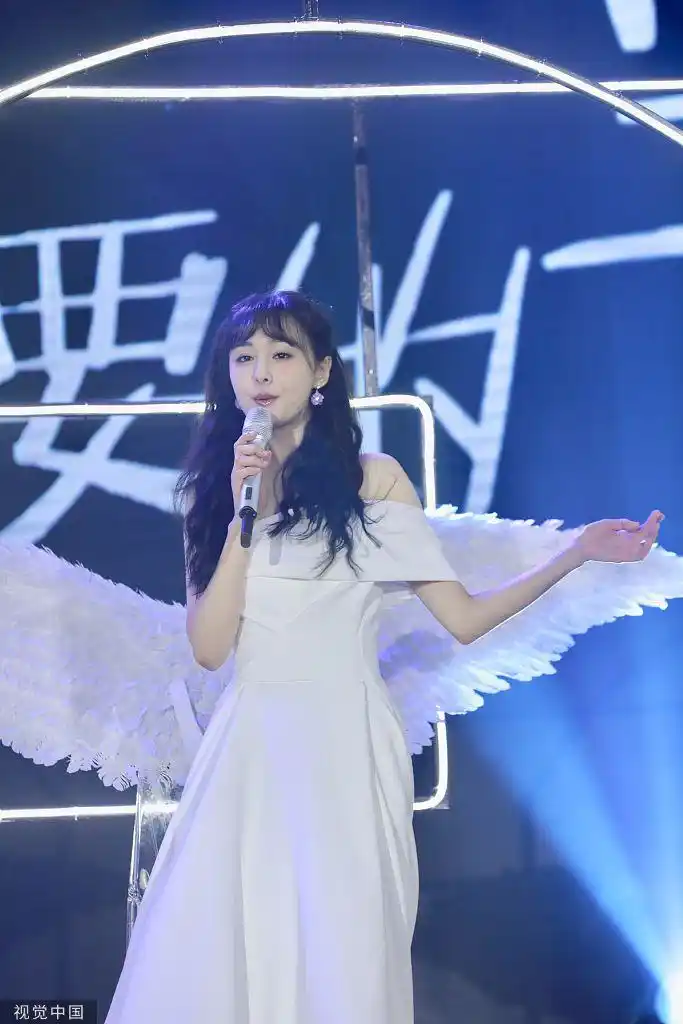 组图郑爽生日会造型盘点卡通牛仔套装减龄白色连衣裙仙气足