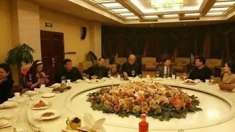 微博网友曝光毕福剑被拍不雅视频当天饭局照(组图)