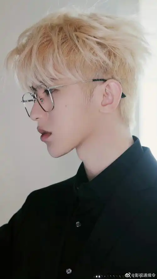 一直都觉得蔡徐坤像这种小狮子一样的白金发色最好看了……_高清图集