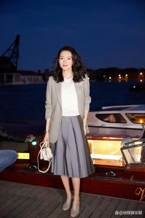 而这次出席活动,章子怡无疑再次美翻众人.