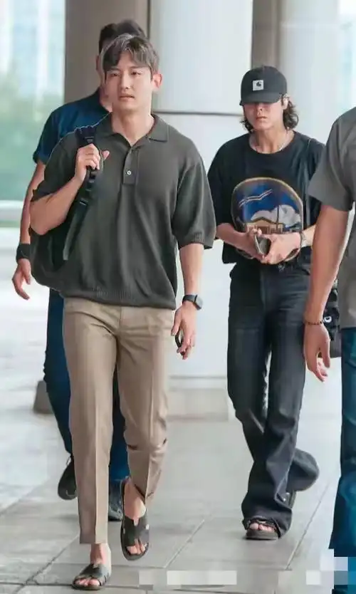 沈昌珉染了新发色,不过这个发色确实不太好看,倒不如黑发看着有精神.