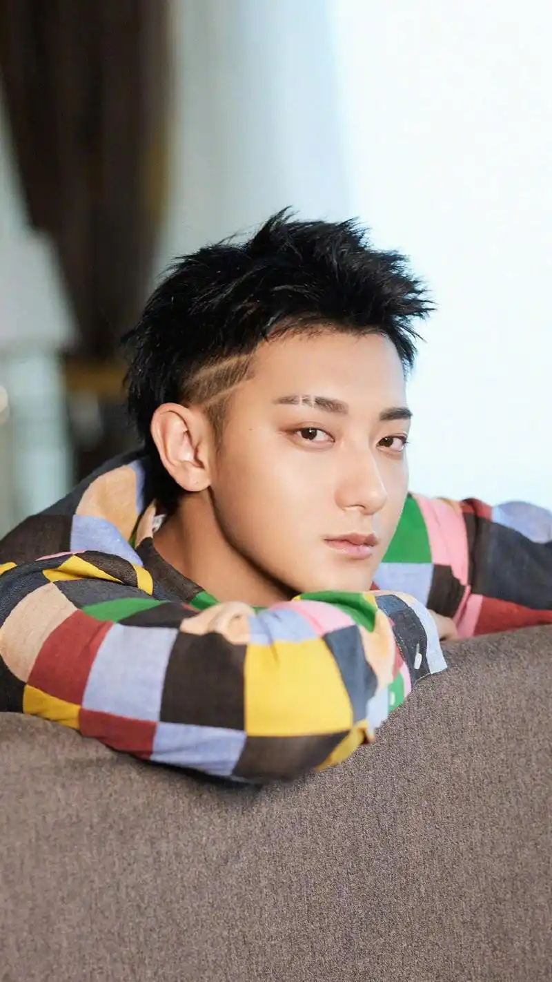 黄子韬痞帅十足