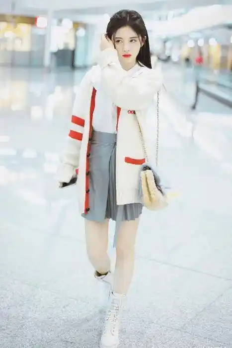 原创鞠婧祎在机场真会穿露脐装配休闲裤轻松美出少女范