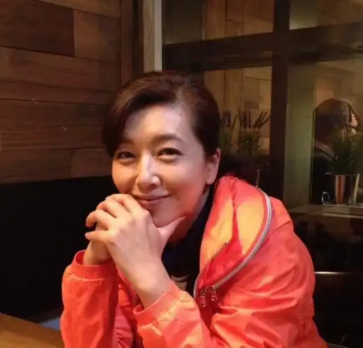 原创江珊磨皮眼袋还这么深53岁的素颜干黄焉瘪但原生态的有气质