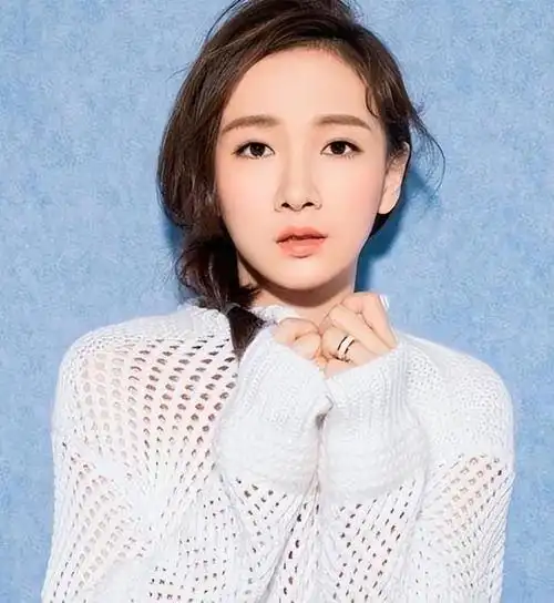 时常一起出去吃饭聚餐,随着两人交谈的变多,潘禹彤也是渐渐的被朱亚文