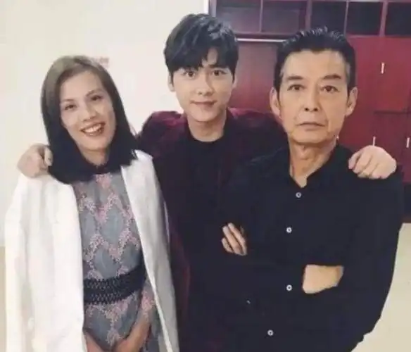 李易峰朱正廷我忍了,看到陈赫爸爸:令人震惊!