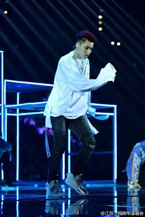 12月31日,吴亦凡亮相江苏卫视跨年,跳酷炫舞蹈 《july》,嗨翻全场.