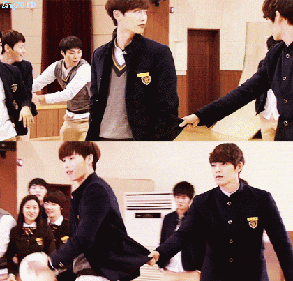 【动图】#学校2013##李钟硕##金宇彬#扯衣角神马的.转自:gd-stillxxx