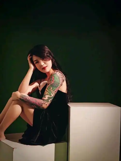 我是纹身师～悦染纹身图片_手臂新传统凤凰花臂女师鲅鱼圈纹身图案(2)