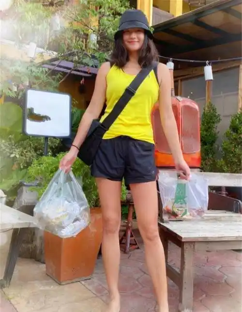 20岁瞿颖穿泳装参加比赛,笔直大长腿亮眼,这比例"服气"_网友_舞台