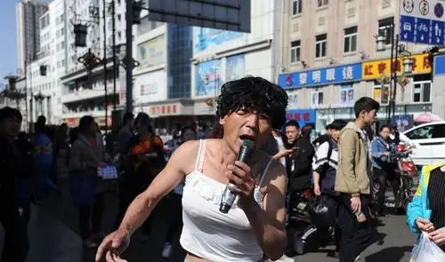 心酸!当爹又当妈,中年男人男扮女装街头卖艺10年养6个孩子