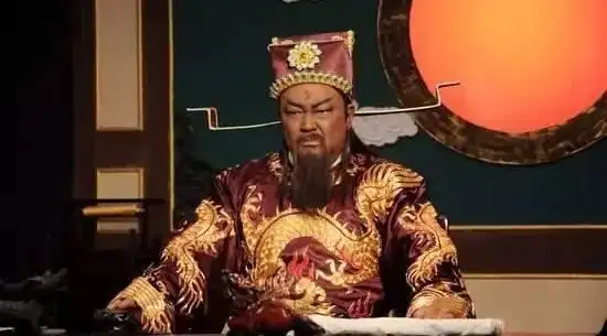 面青多为木型人:"青",不是那种树叶的绿色,而是隐隐透着黑色,"青天"的