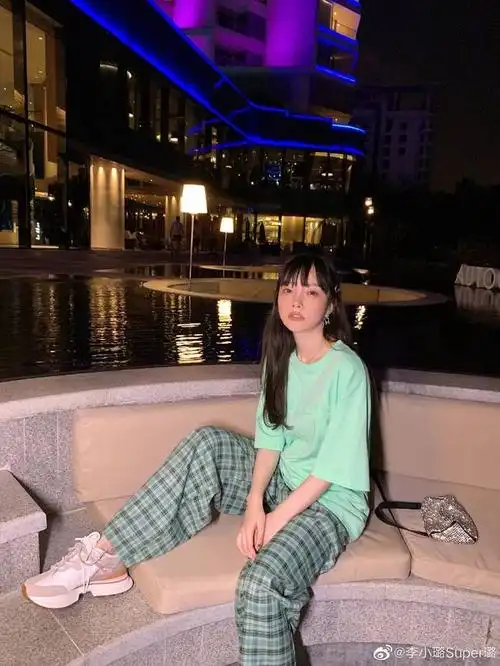 李小璐晒度假美照 穿吊带露香肩笑容甜美