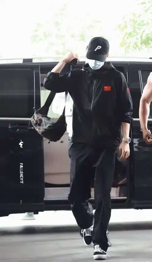 王一博最新机场私服造型全套安踏allblack穿搭强势又帅气