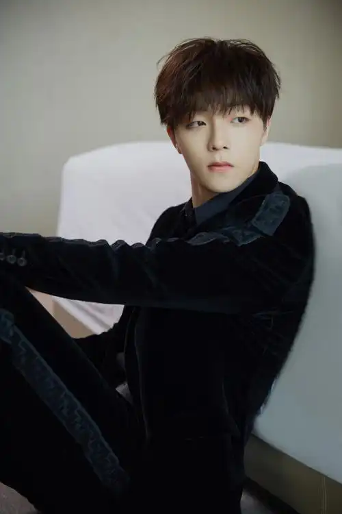 陈立农酷黑造型帅气写真图片