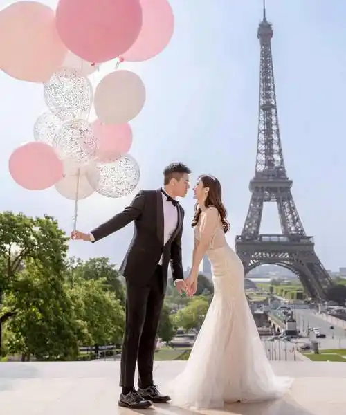 29岁何依婷官宣结婚,晒与老公巴黎婚纱照幸福溢满,手上巨钻超抢镜